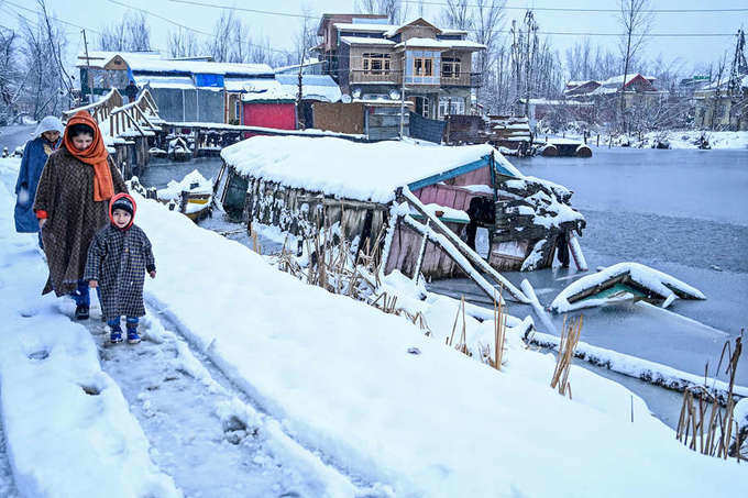 In pics: Kashmir receives fresh snowfall